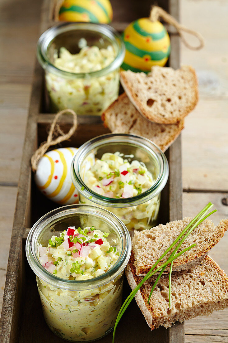 Brotaufstrich mit Ei, Huhn, Apfel, Mayonnaise und Radieschen zu Ostern