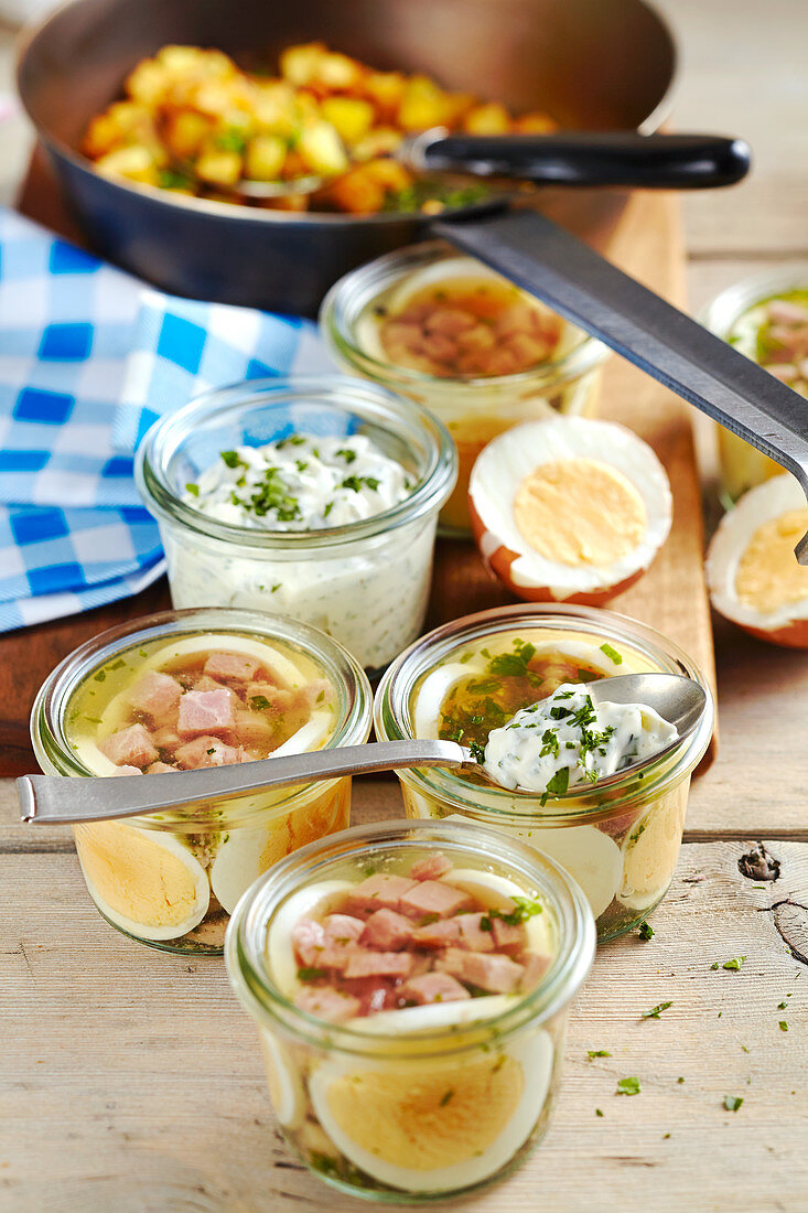 Schinkensülze mit gekochtem Ei im Weckglas, dazu Remoulade und Bratkartoffeln