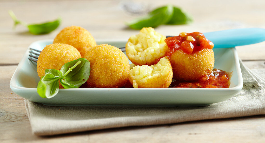 Arancini (frittierte Reisbällchen) mit Tomatensauce