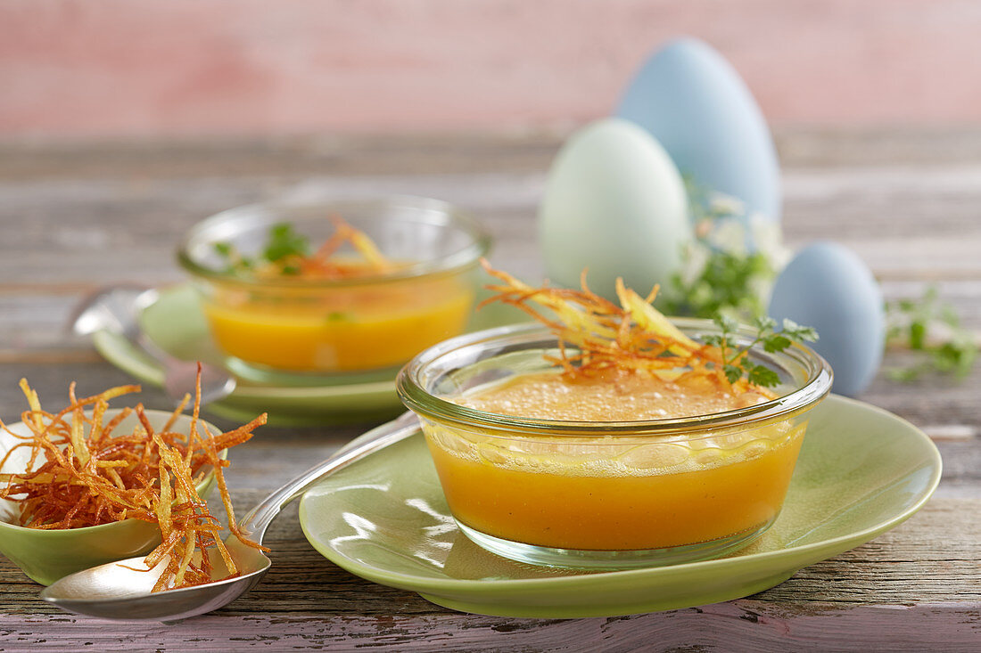Karotten-Apfel-Suppe mit Kartoffelstroh im Weckglas zu Ostern
