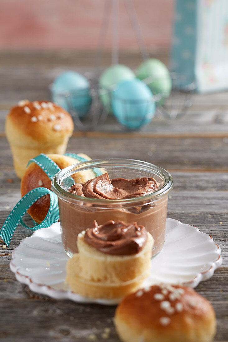 Nougat-Frischkäse-Creme (Nougataufstrich) mit kleinen Brioches aus dem Weckglas