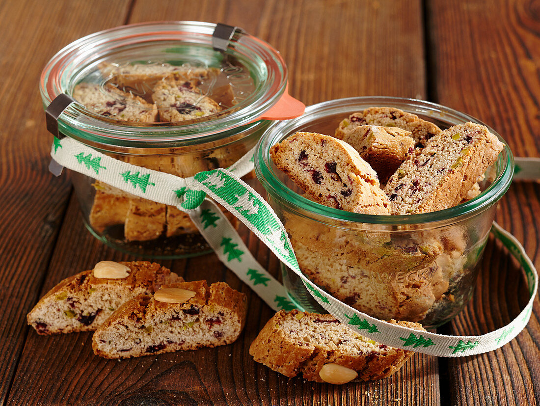 Cantuccini mit Cranberries und Lebkuchengewürz im Weckglas