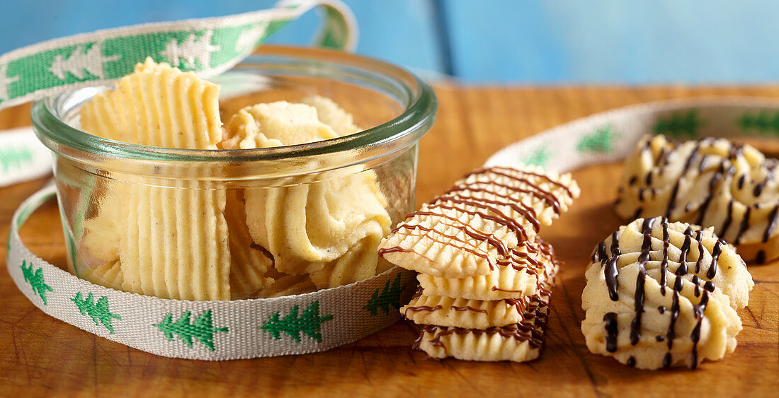 Anisplätzchen mit Glasur zu Weihnachten