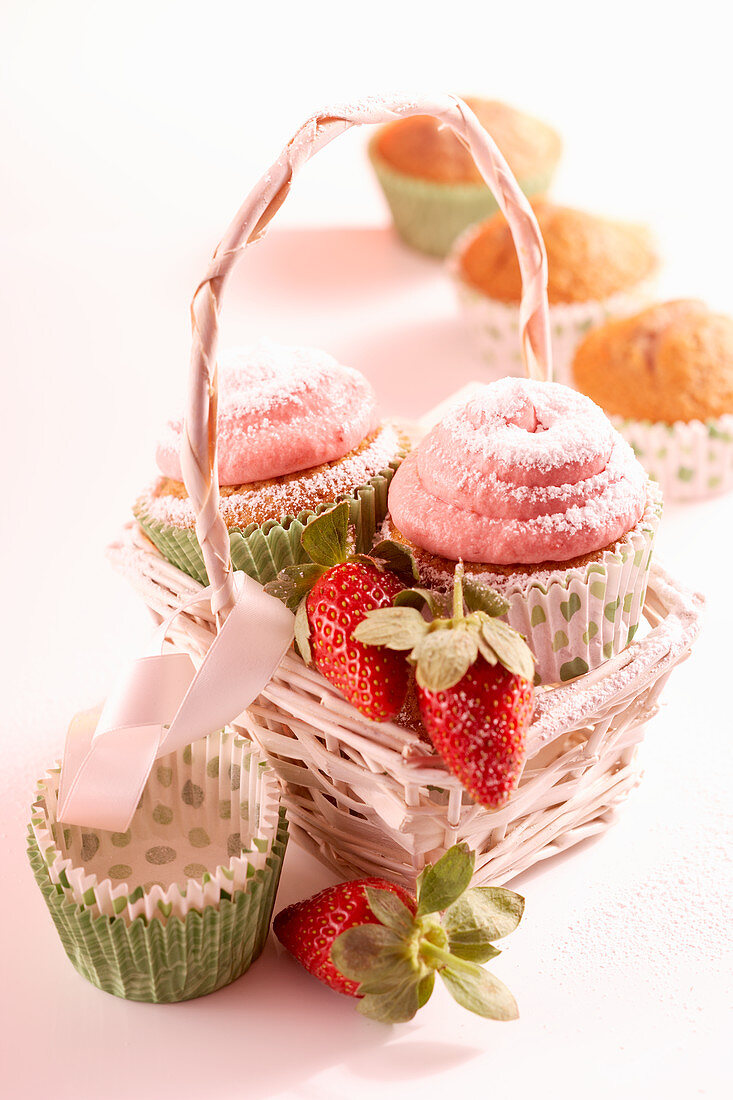 Kleine Erdbeer-Cupcakes mit Puderzucker zum Muttertag