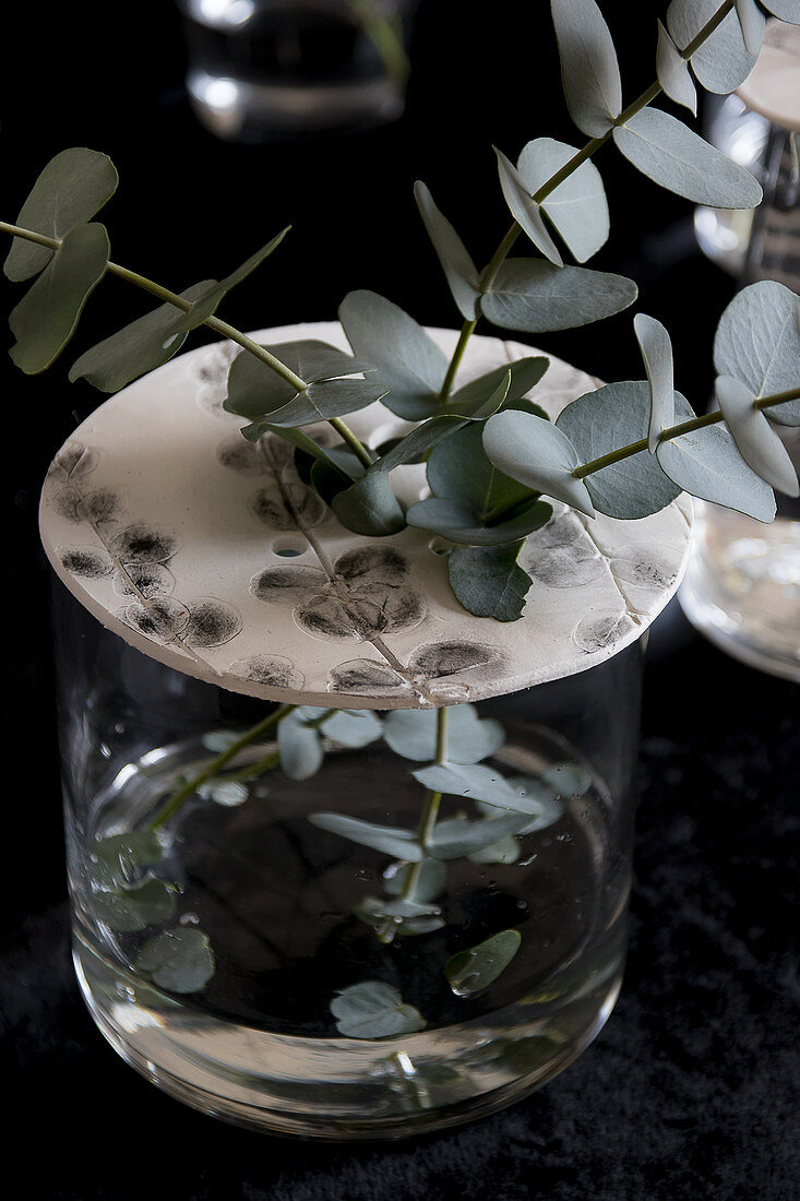 Eukalyptuszweige in einer Vase mit Aufsatz aus Modelliermasse