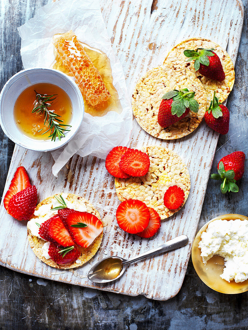 Maiscracker mit Hüttenkäse, Erdbeeren und Zitronen-Rosmarin-Honig