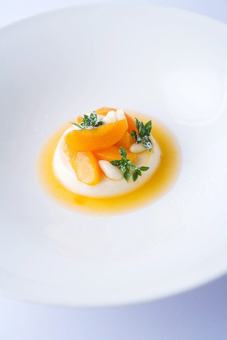 Blancmanger mit Aprikosen und frischen Mandeln