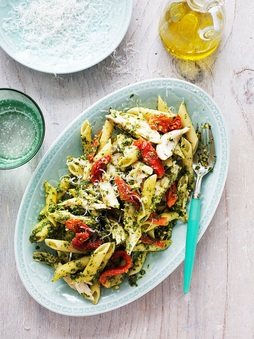 Pasta with pesto, dried tomatoes and chicken