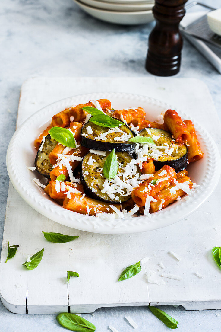 Sicilian pasta 'alla Norma' with tomatoe sauce, fried aubergines and ricotta