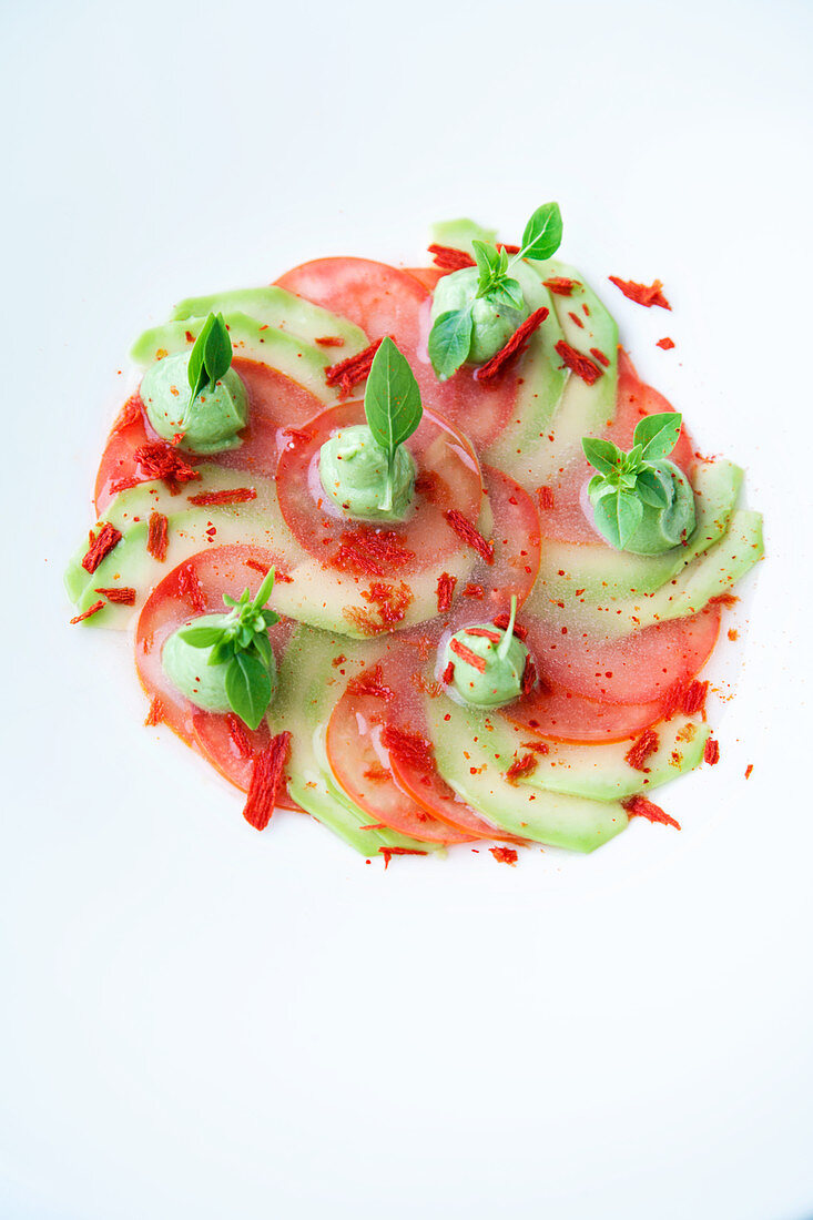 Avocado-Tomaten-Salat mit Basilikum