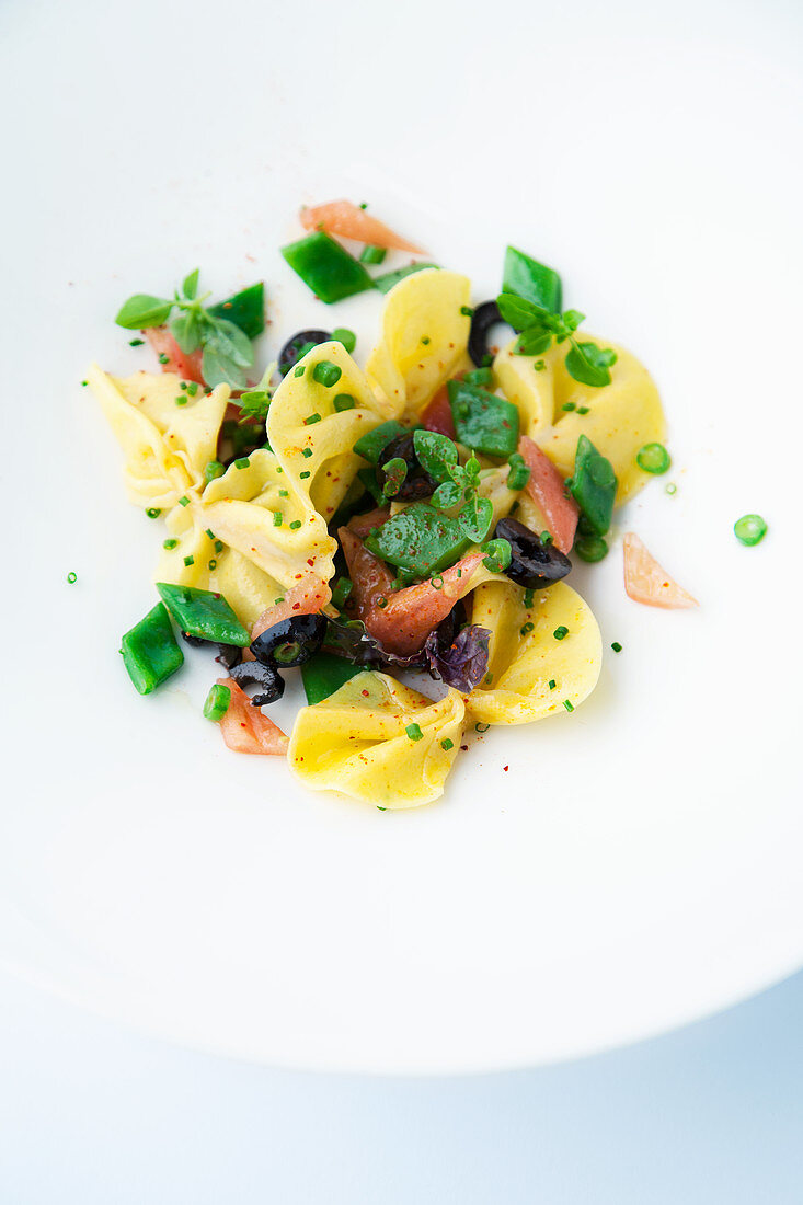 Pasta salad with broad beans, tomatoes and olives