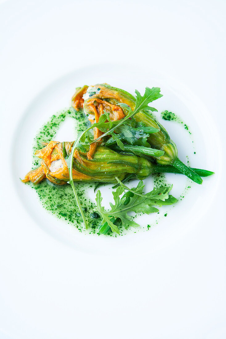 Stuffed courgette flowers with rocket