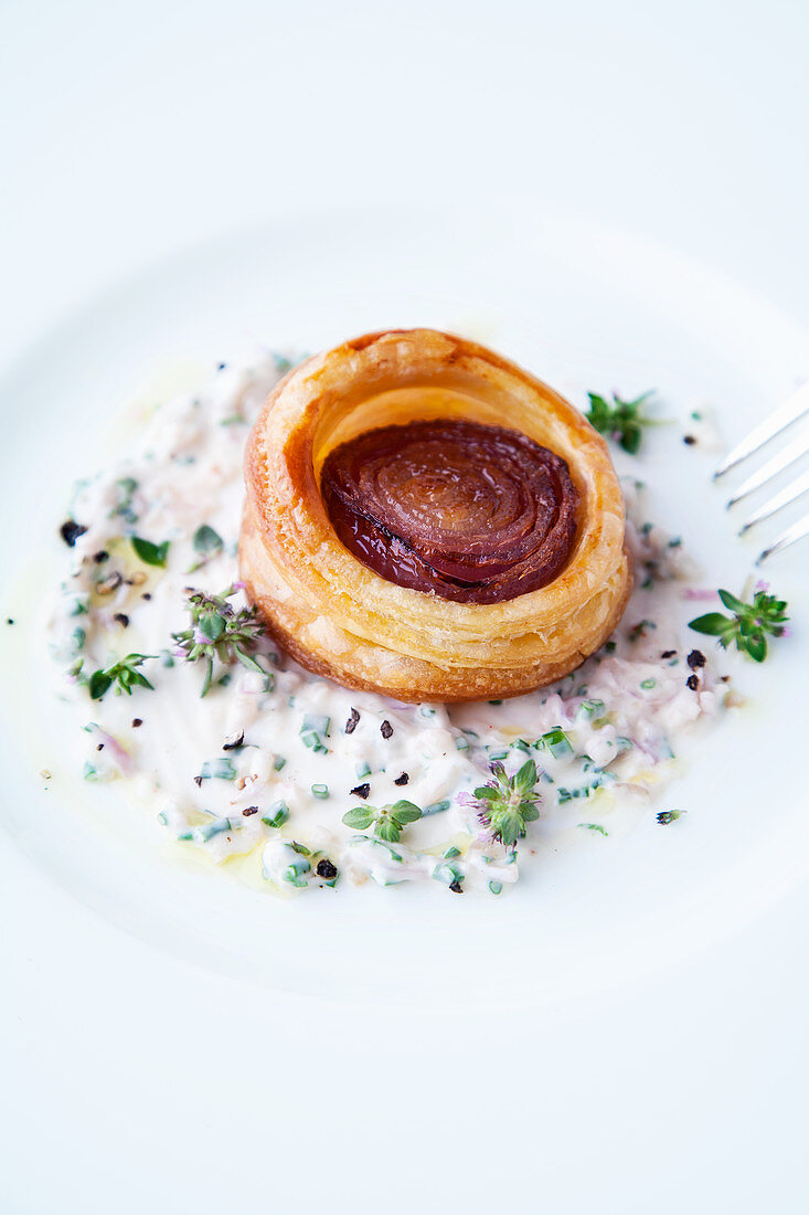 Red onion tart with thyme sauce