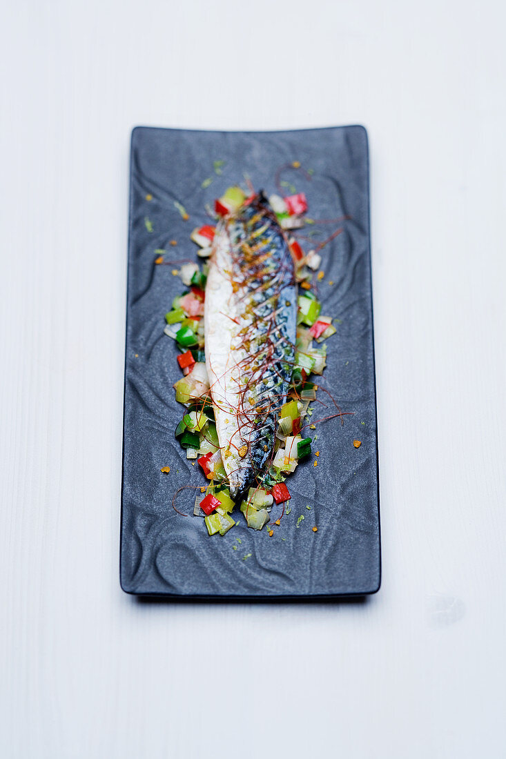 Baked horse mackerel with sea salt, pepper, spring onions, leek and chives