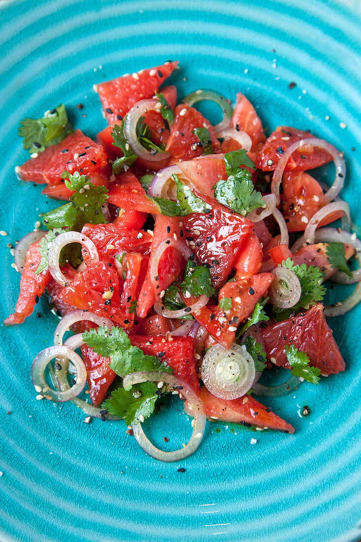 Wassermelonen-Tomaten-Salat mit Grapefruit und Koriandergrün