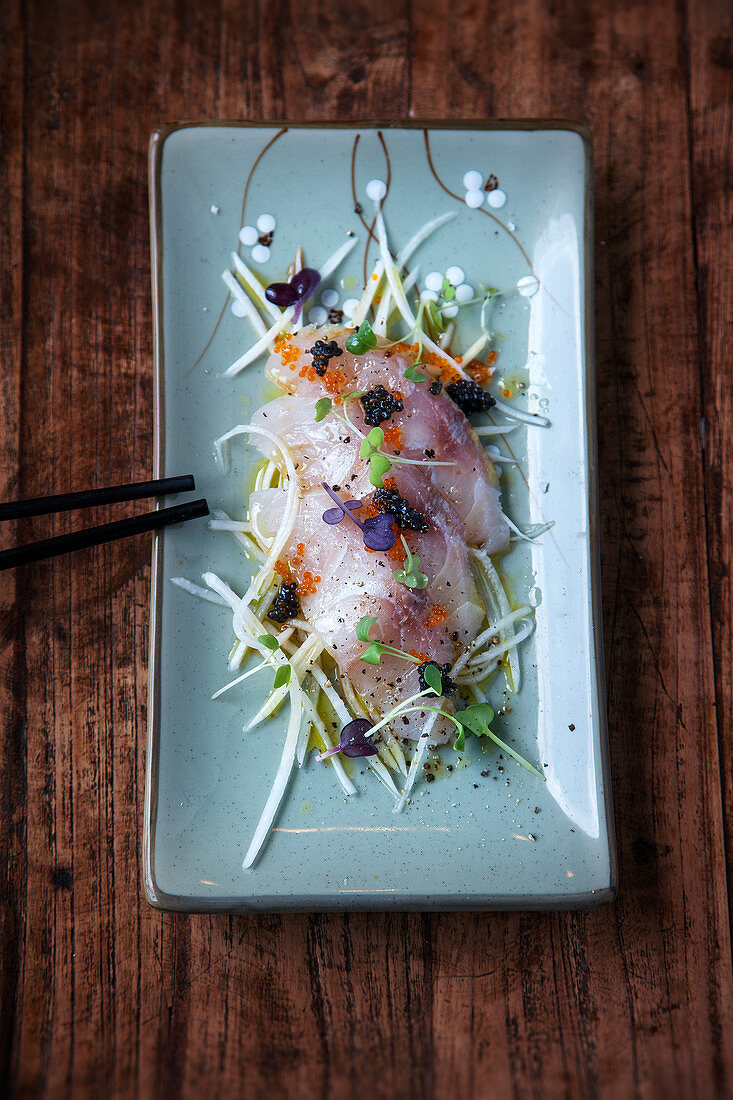 Sashimi vom Barramundi auf süß-saurem Rettich