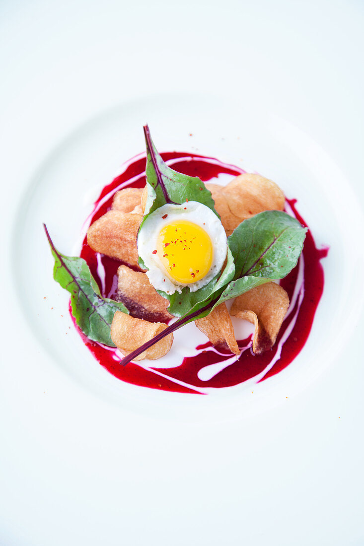 Potato crisps with beetroot and a quail's egg