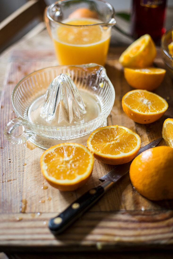 Orangen mit Zitruspresse