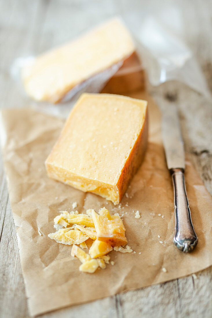 Sardischer Pecorino am Stück und zerkleinert, Sardinien