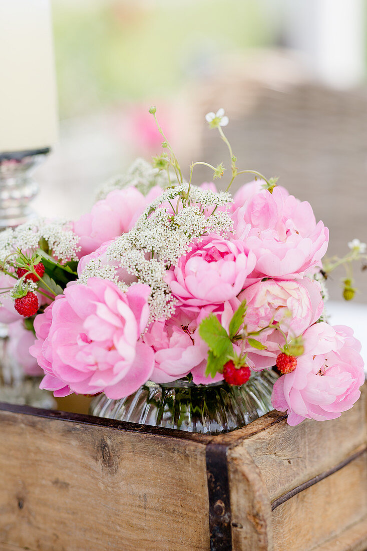 Gesteck aus Rosen, Erdbeeren und Giersch - Blüten