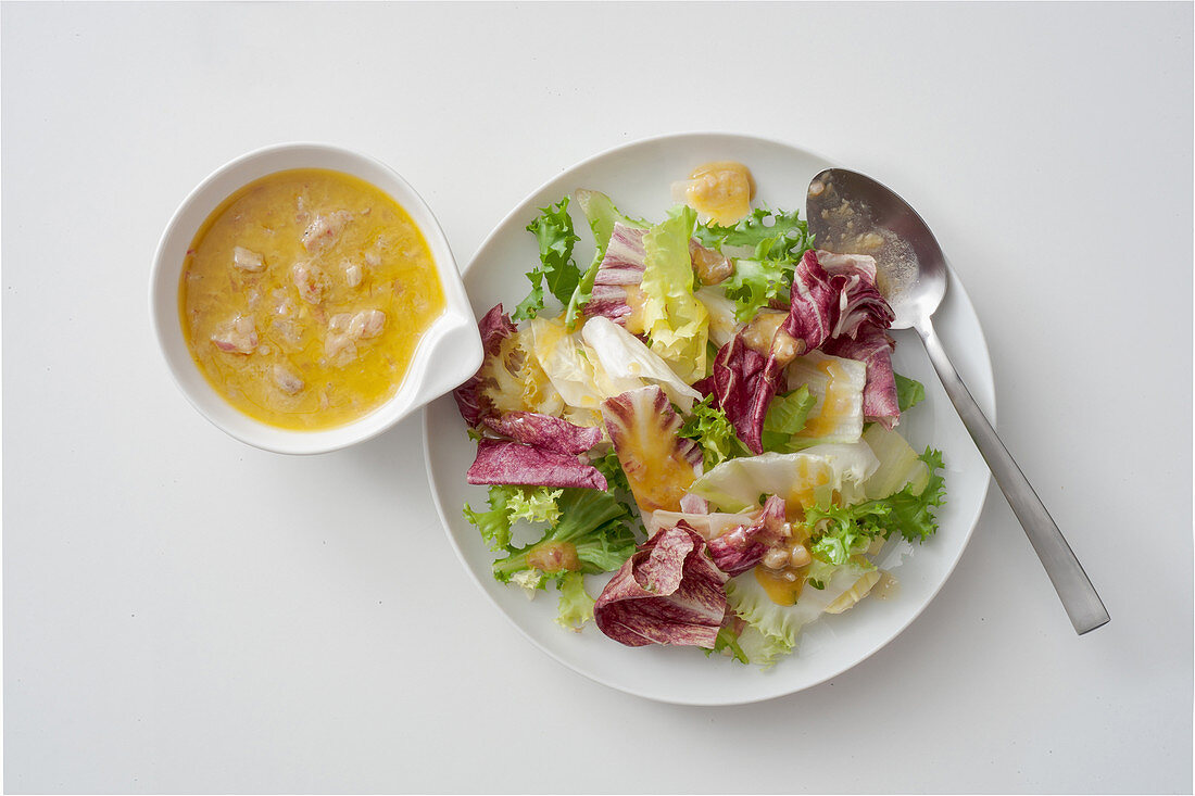 Gemischter Salat mit Limetten-Ölsardinen-Sauce