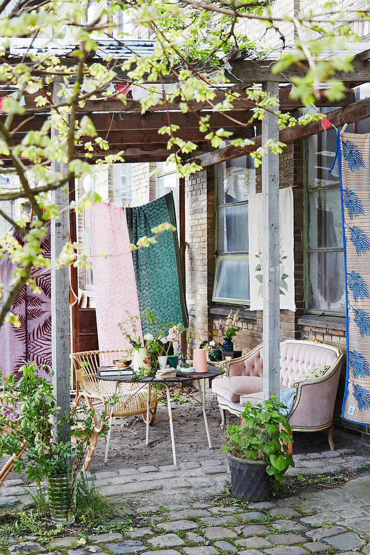 Romantic, vintage-style seating area below pergola