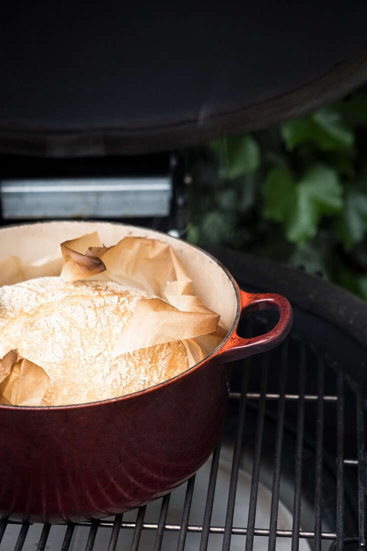 Brot wird auf dem Kamado Joe Grill gebacken