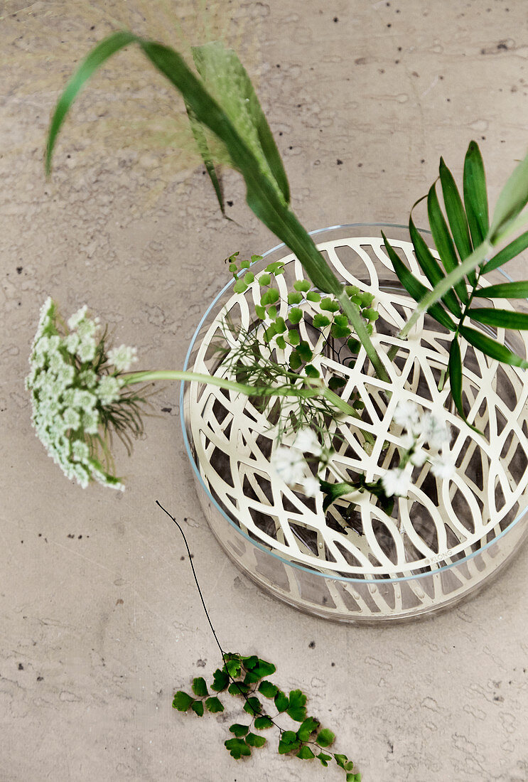 Metal grid for arranging plants in glass vase