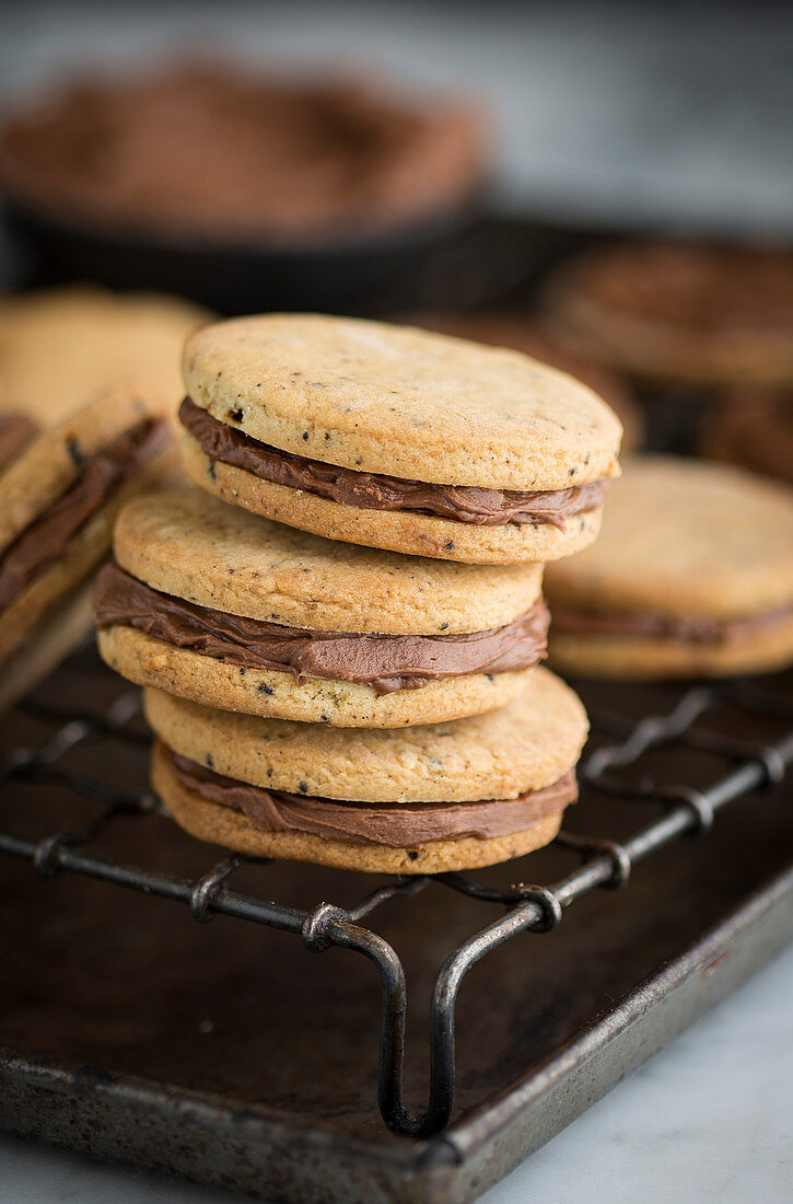 Sandwich Cookies mit Schokoladencreme auf Abkühlgitter
