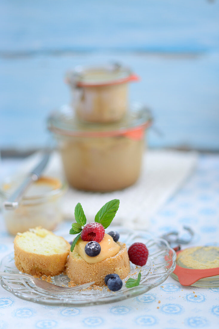 Fruit tartlets with vanilla cream