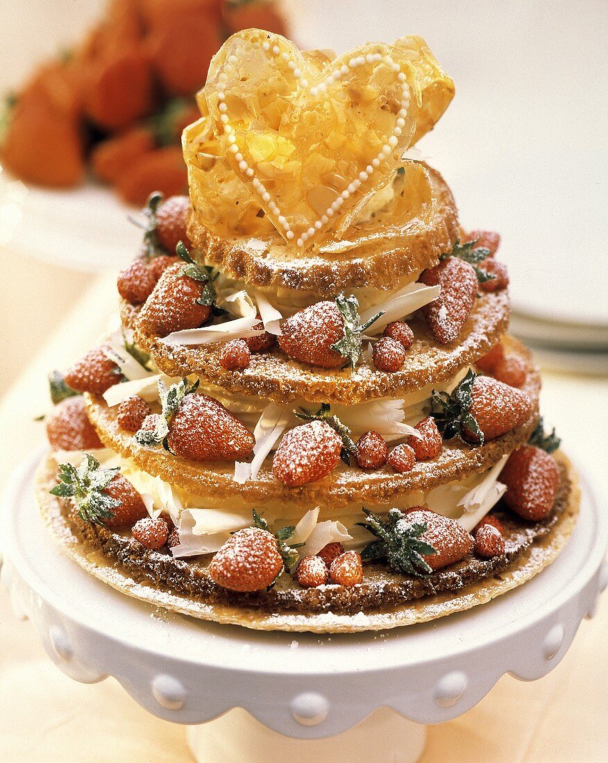 Mehrstöckige Torte mit weißer Schokocreme & Erdbeeren