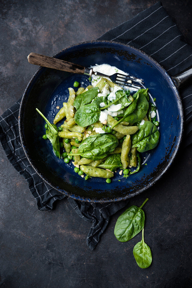 Vegan spinach orzo pasta with peas, fresh spinach and cashew cream