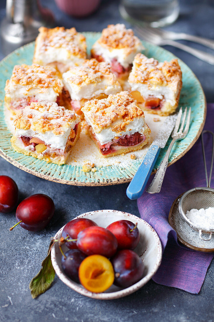 Shorbread cake with plums, peaches, meringue and cruble