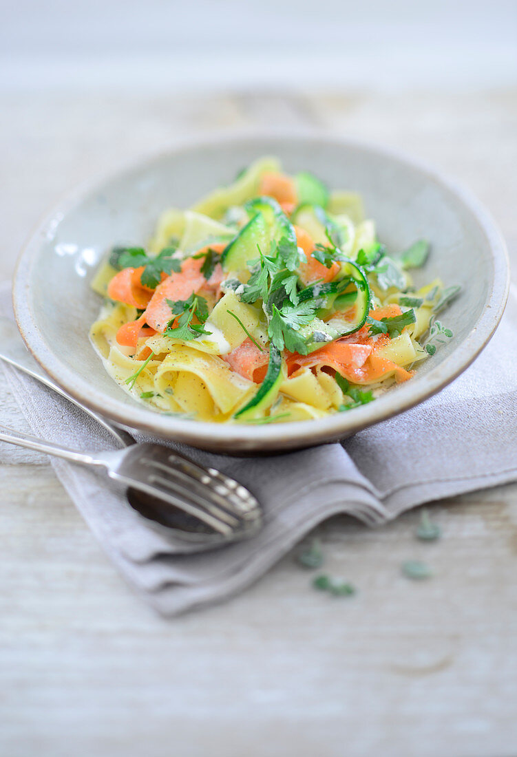 Bandnudeln mit Karotten, Zucchini und Frischkäsesauce