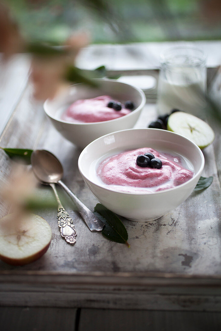 Whipped Porridge mit Äpfeln und Aroniabeeren