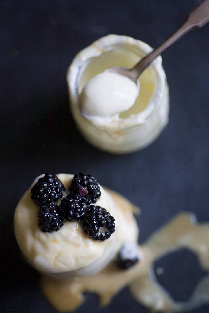 Joghurt mit Brombeeren