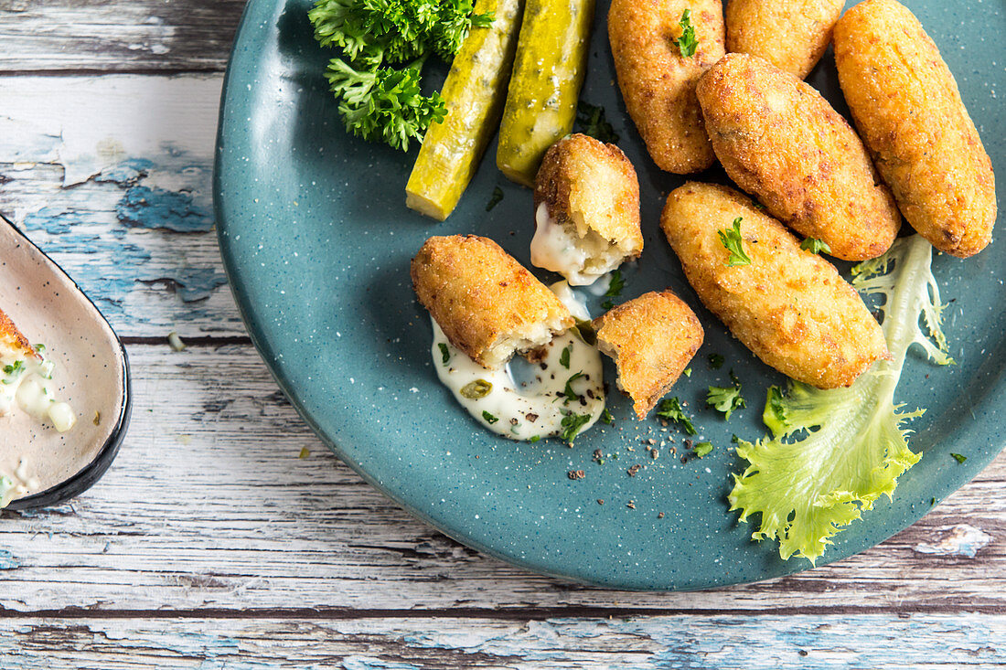 Kartoffelkroketten mit Essiggurken