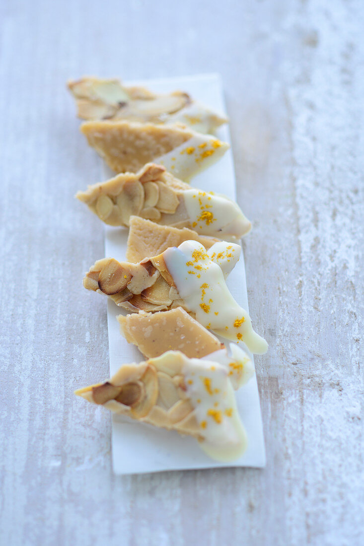 Caramel and almond corners with curry and white chocolate