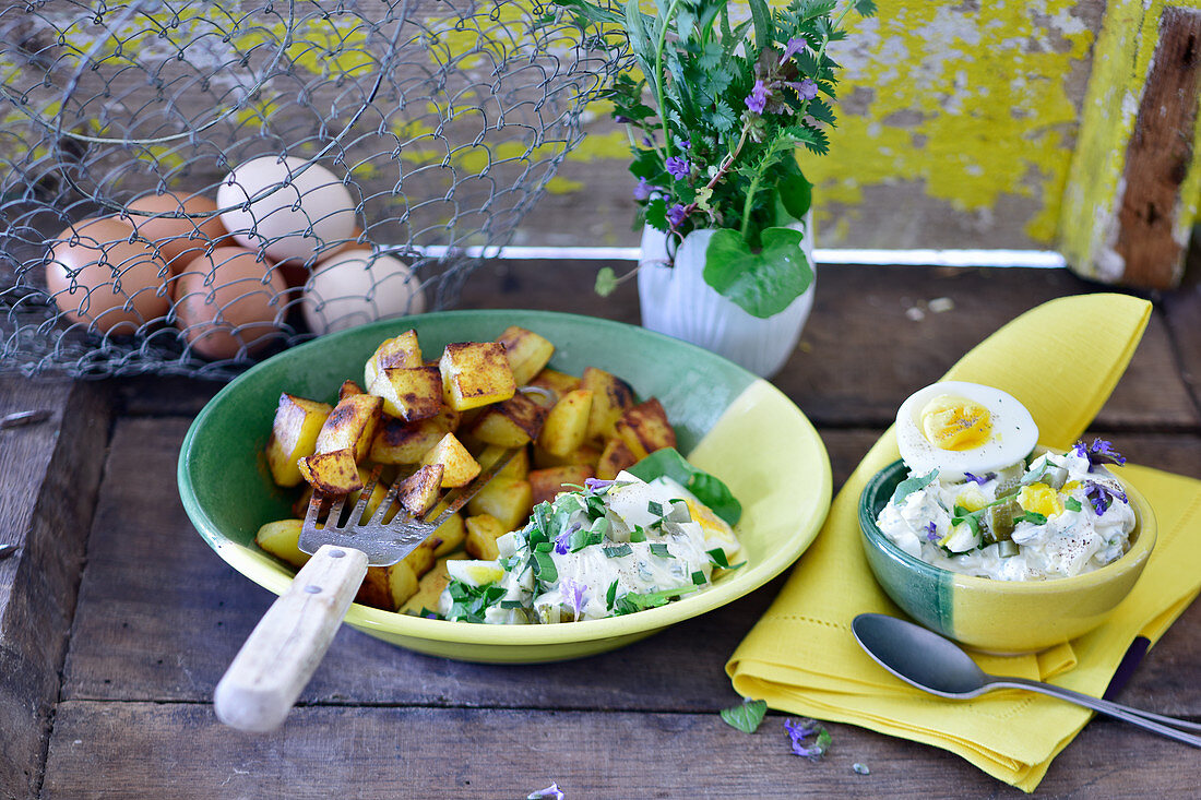 Fried potatoes with herb quark and boiled eggs