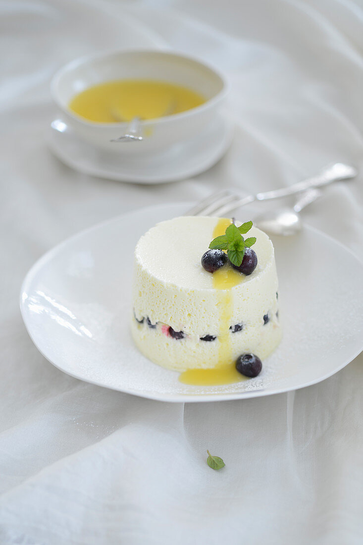 Gestürzte Zitronencreme mit Heidelbeeren und Orangensauce