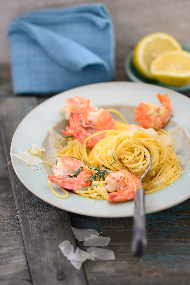 Zitronen-Spaghetti mit gebratenen Garnelen