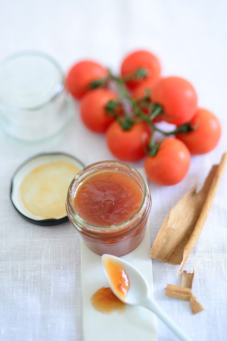 Rote Tomatenmarmelade mit braunem Kandiszucker und Zimt