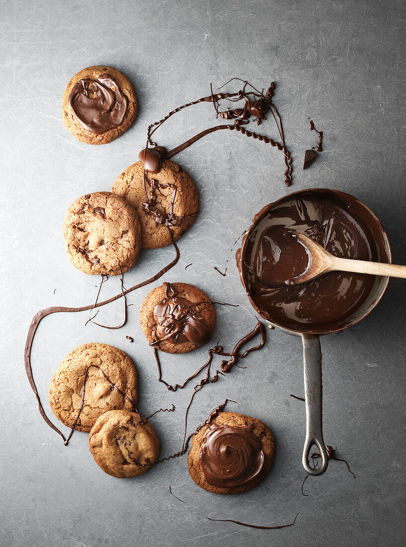 Chocolate Chip Cookies mit flüssiger Schokolade verzieren