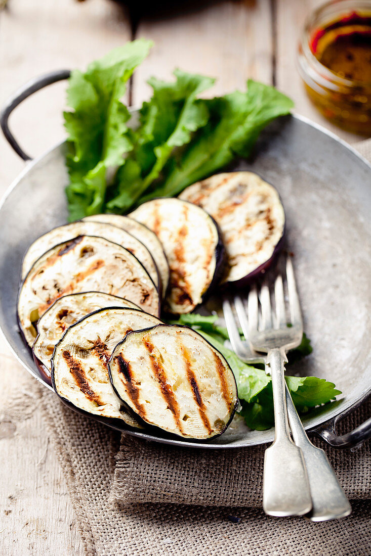 Grilled eggplants with salad leaves
