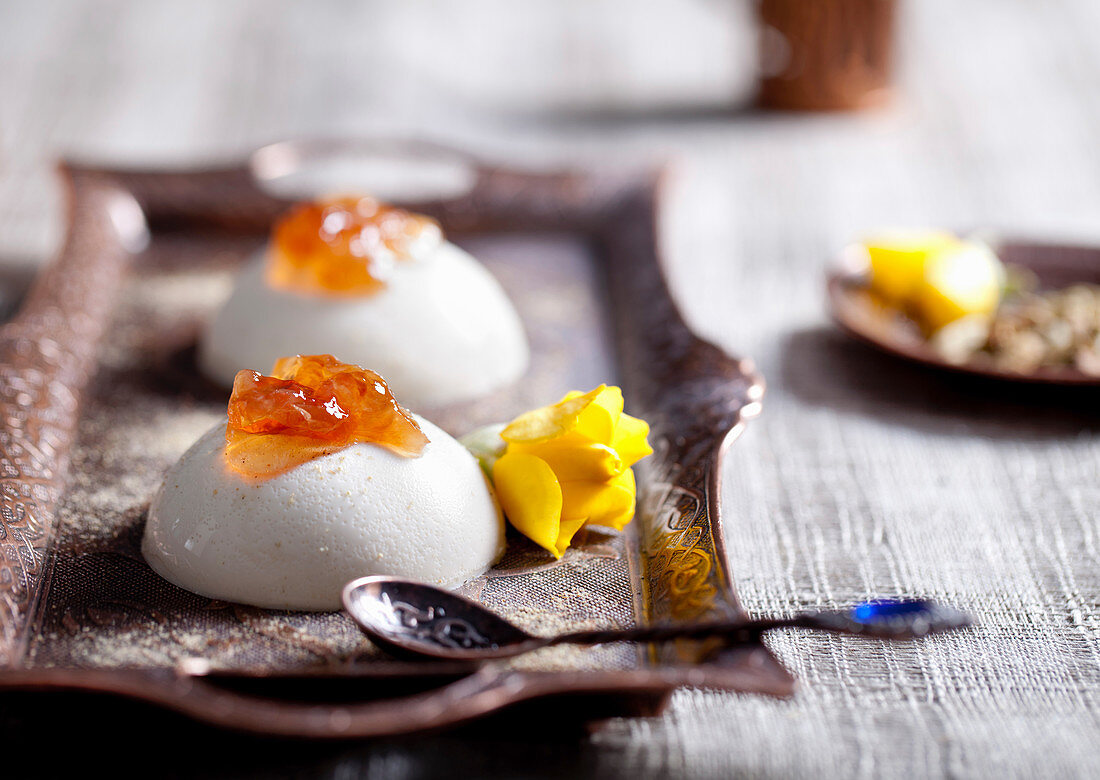 Panna Cotta mit Rosenkonfitüre