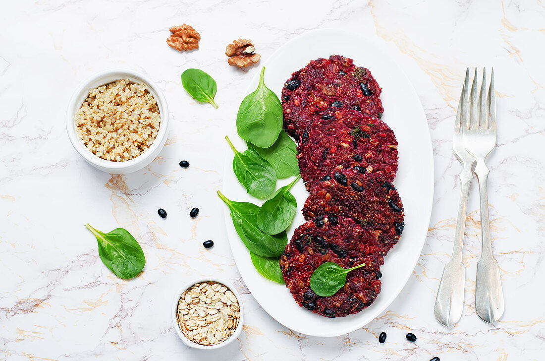 Beetroot and quinoa patties with black beans, walnuts and spinach