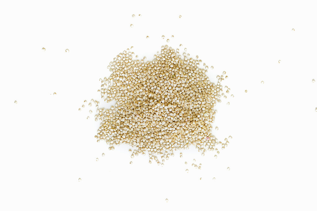 Ein Häufchen Quinoa auf weißem Untergrund
