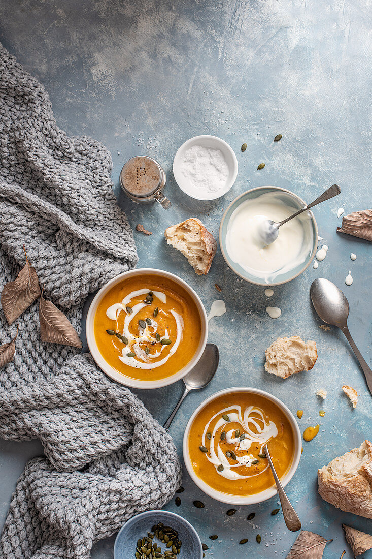 Kürbissuppe mit Kürbiskernen und Sauerrahm