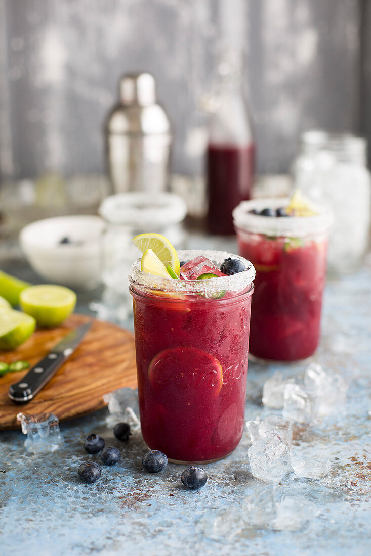 Margarita mit Heidelbeersaft und Limetten