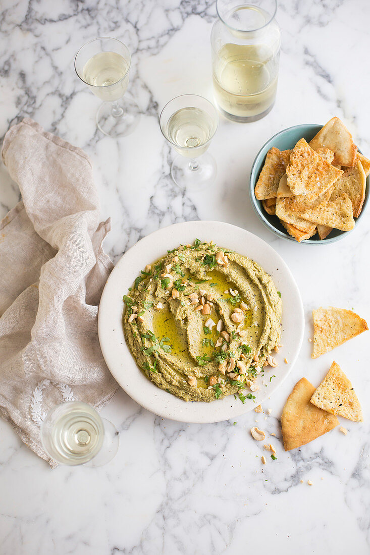 Zucchinihummus mit Chips